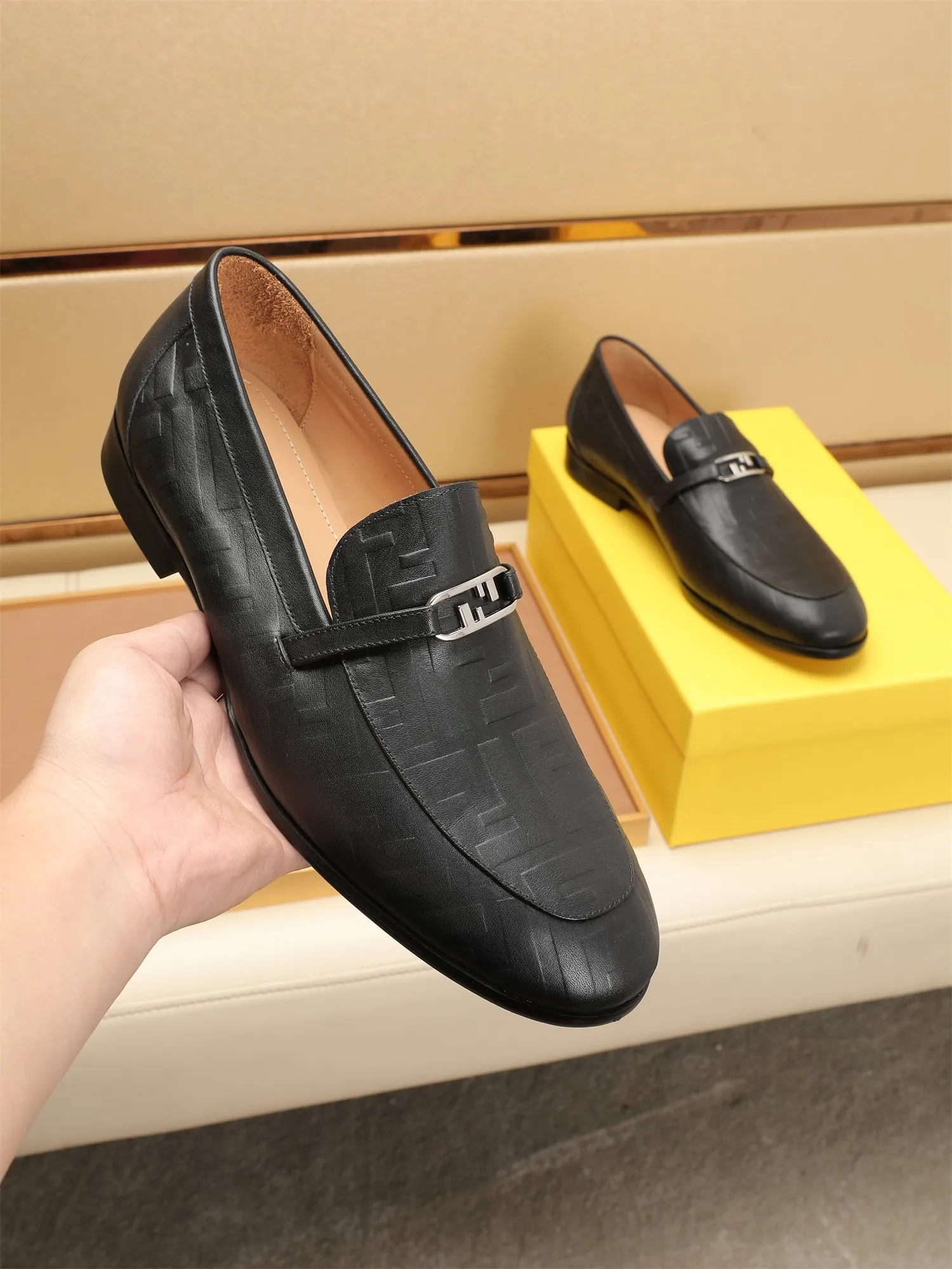 Men's shoes💰460 🕷🕷【FENDI】The latest men's formal leather shoes🇨🇳Classic series not to be missed💯The first layer is made of imported first-layer cowhide☘Original quality, the leather is smooth and delicate🎋Awesome version, perfect streamlined outline🍇Cowhide lining, size 38-44 (customized at 45.46)...